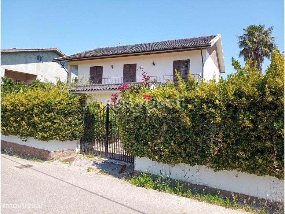 Moradia de dois pisos independentes e terreno c/ 872 m2 em Cernache
