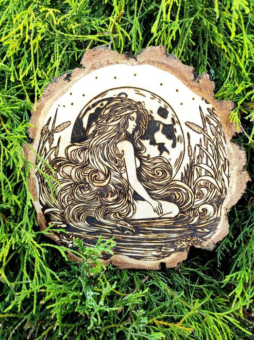 Mokosz na tle księżyca – pirografia