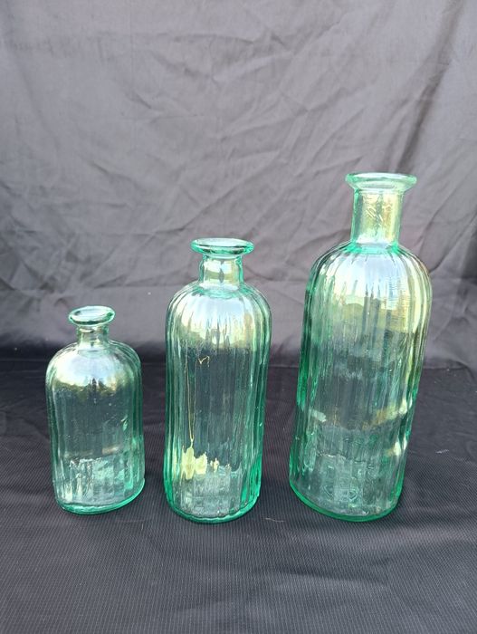 Trzy zielone butelki