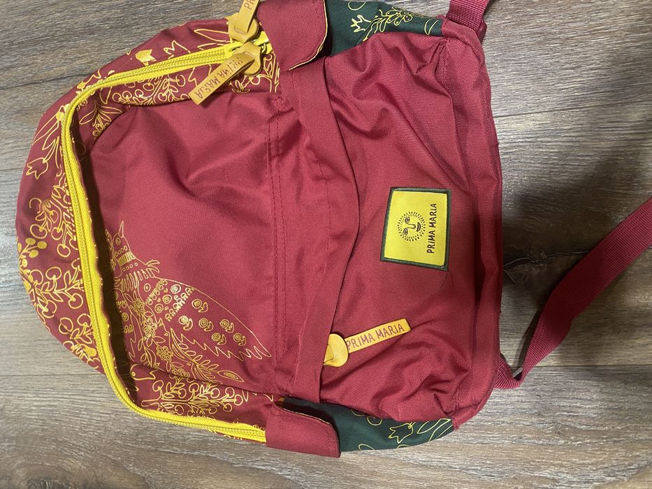 червоний портфель