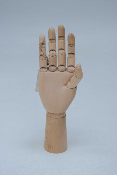 Mão de madeira decorativa