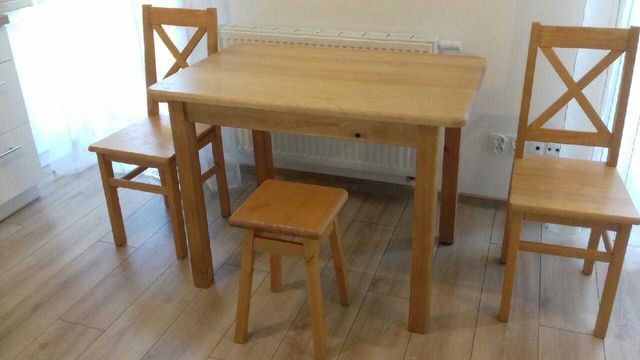 stół drewniany 2 krzesła taboret