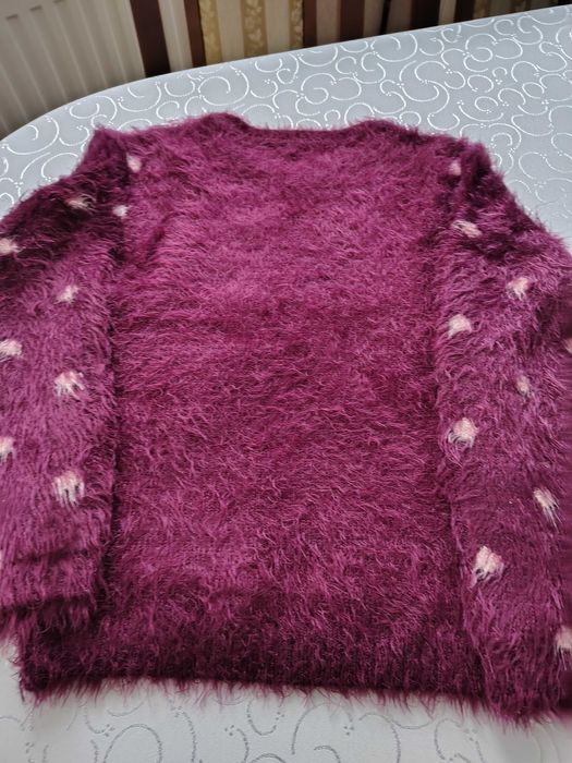 Sweterek dla dziewczynki w rozmiarze 134.