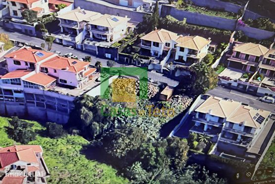 Terreno com projeto aprovado para construção de duas moradias