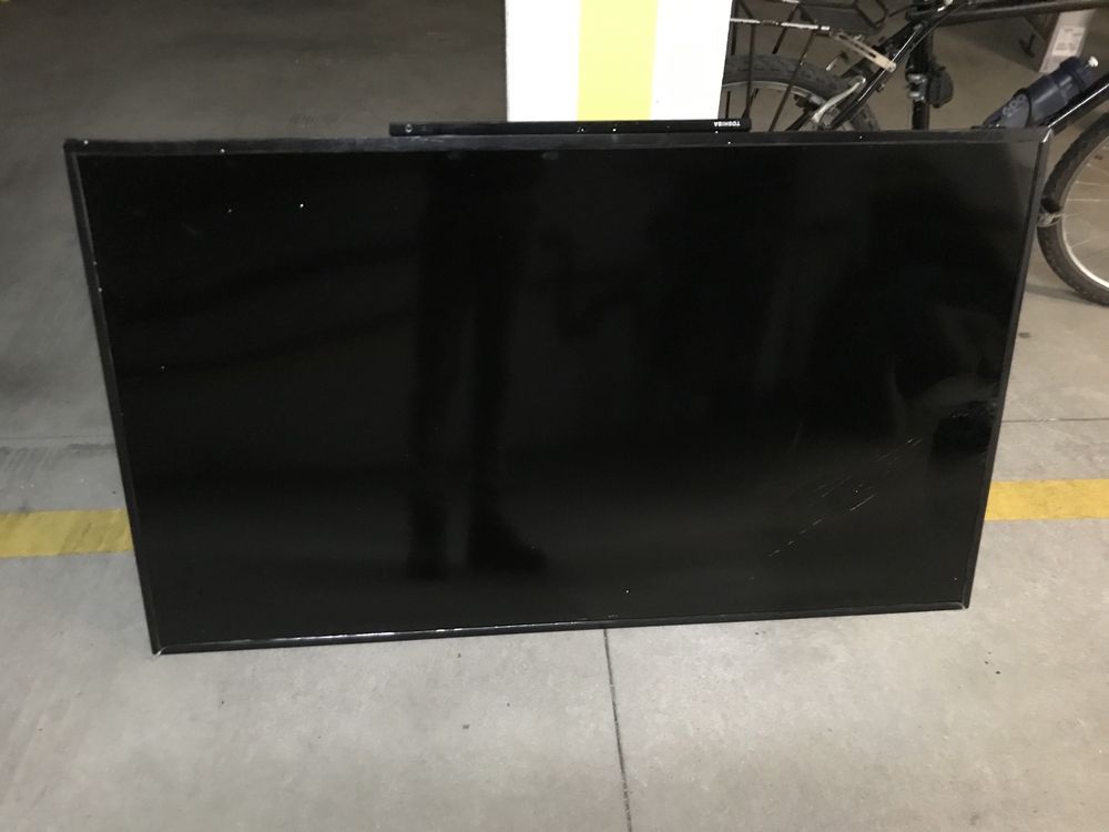 Lcd Toshiba 4K  58 polgadas com ecran estalado nova