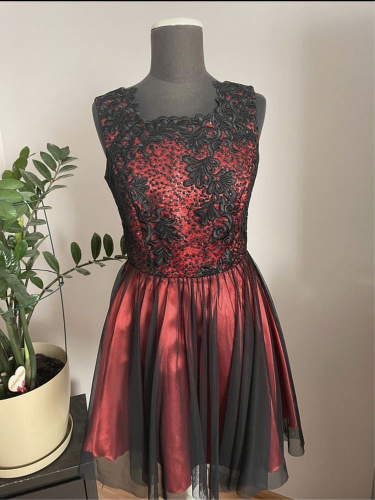 Czarno czerwona sukienka