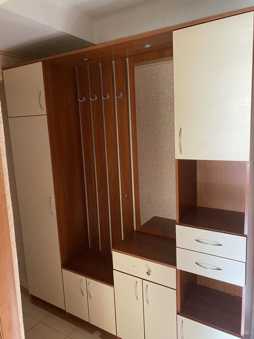 Шкаф в прихожую в хорошем состояние