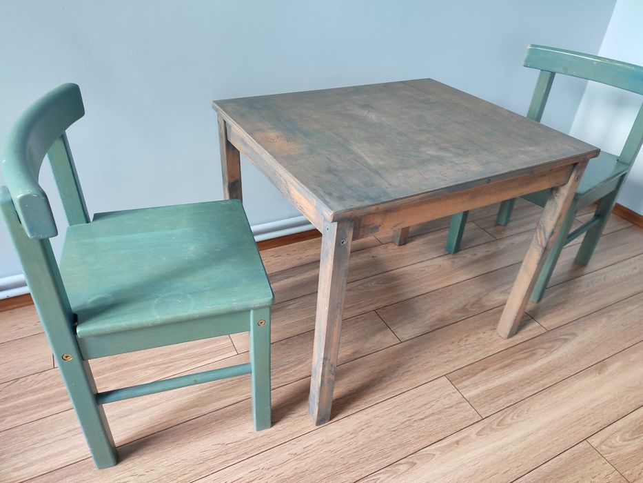 Krzesła drewniane + stolik dziecięce 2 szt.