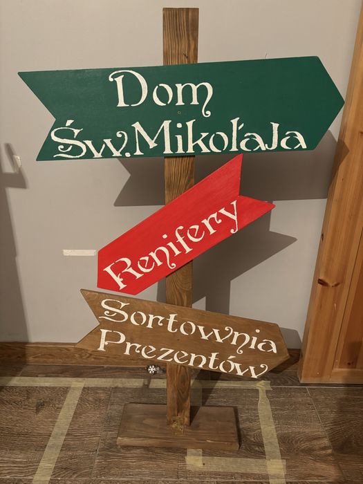 Znak drogowy rekwizyt do sesji świątecznej drogowskaz