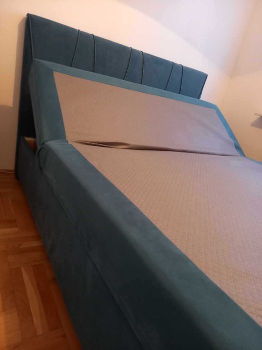 Duże dwuosobowe łóżko kontynentalne z komorą i podnoszonym zagłówkiem