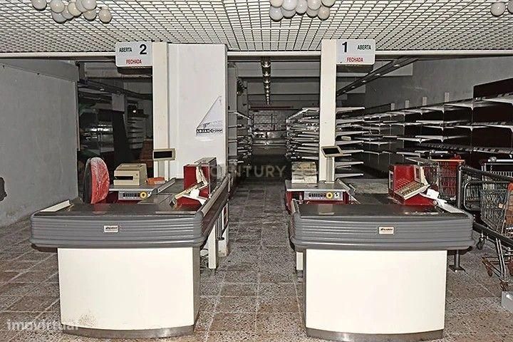 Loja com 404m² na Baixa da Banheira - Moita