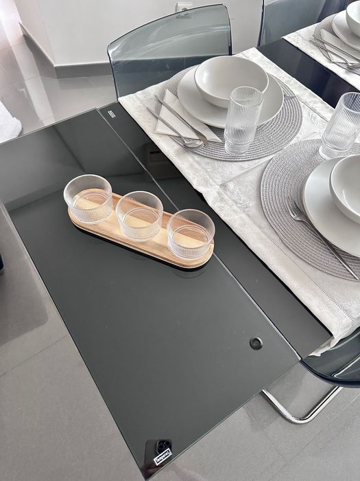 Mesa de vidro extensível com cadeiras