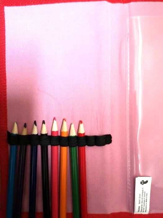 Capa/ estojo em lilás e vermelho e lápis de cor Tiger