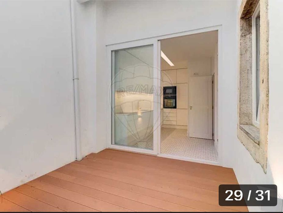 Cerca de 10 m² de tábuas de MDF para deck