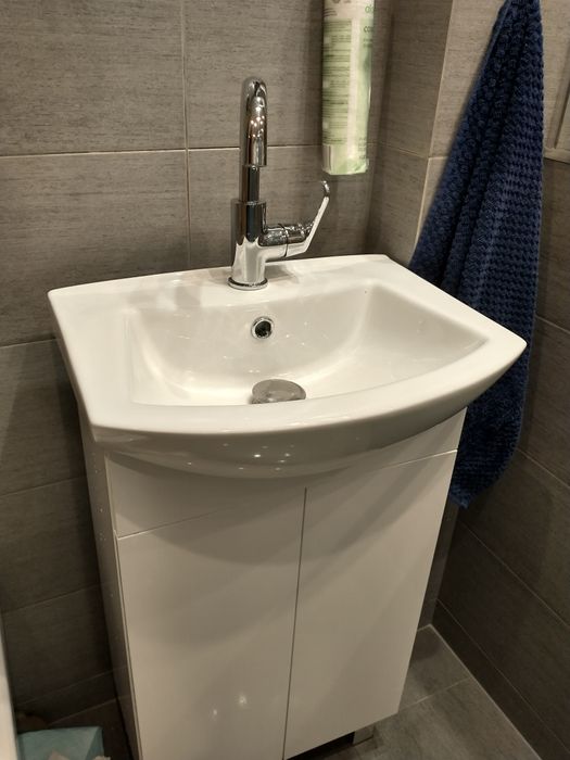 Umywalka z szafką łazienkowa