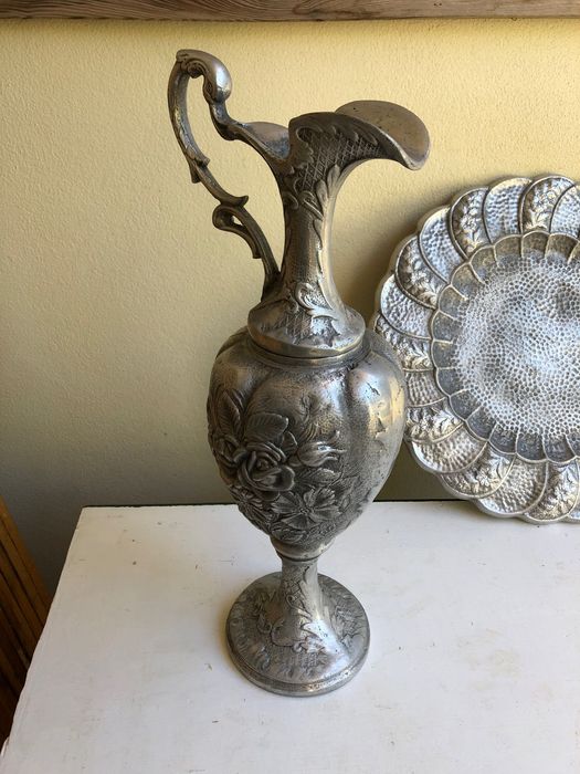 Jarro e Prato Decorativos em Estanho ou Alumínio