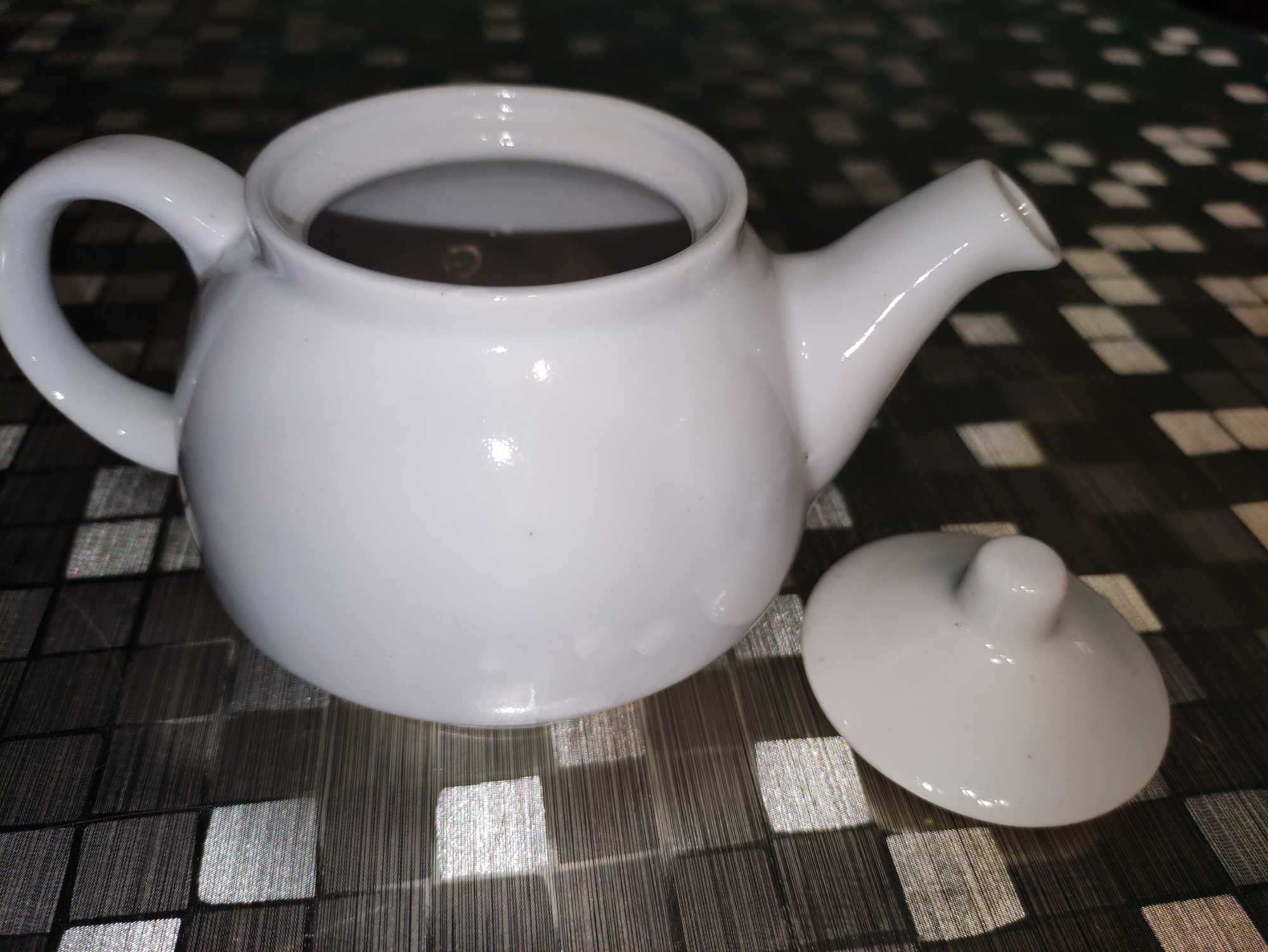 Biały nieużywany imbryk dzbanek sygnowany Porcelana Bogucice PRL