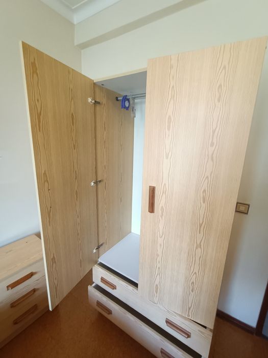 Conjunto de quarto em madeira/pinho claro
