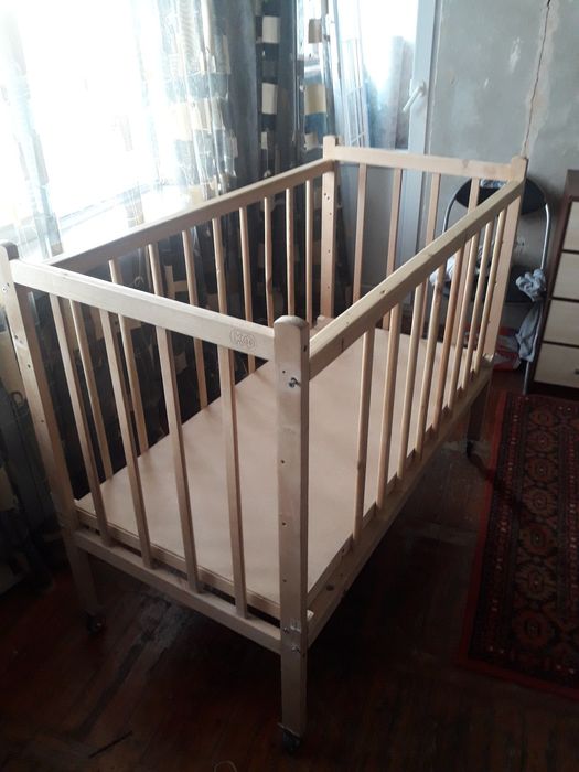 Продам детскую кроватку,В подарок кенгурка!!!