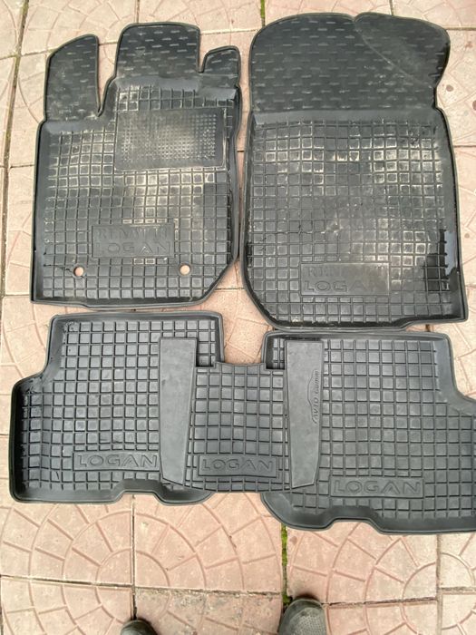 Комплект резінових килимків дачія логан 2013 року