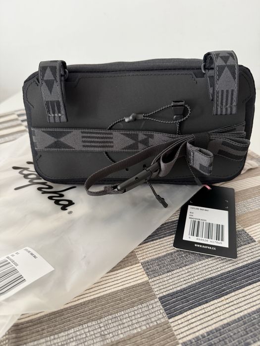 Rapha Explore Bar Bag - 2.4L  czarna torba na kierownice nerka gravel
