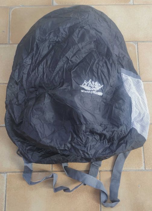 Mochila impermeável preta, com saco para arrumar.