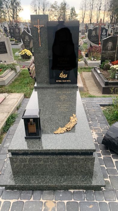 Встановлення, реставрація памятників. Бруківка навколо памятників