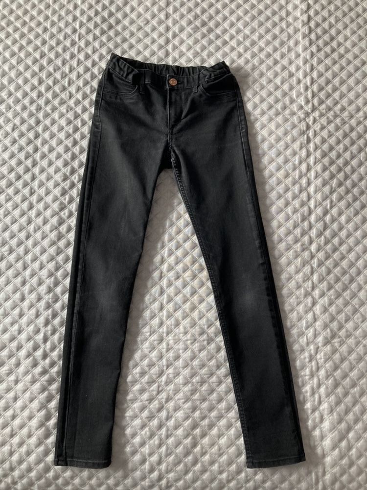 Czarne spodnie jeansy rurki H&M w rozmiarze 146