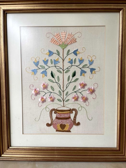 Bordado tradicional de Castelo Branco, feito à mão em linha de seda.