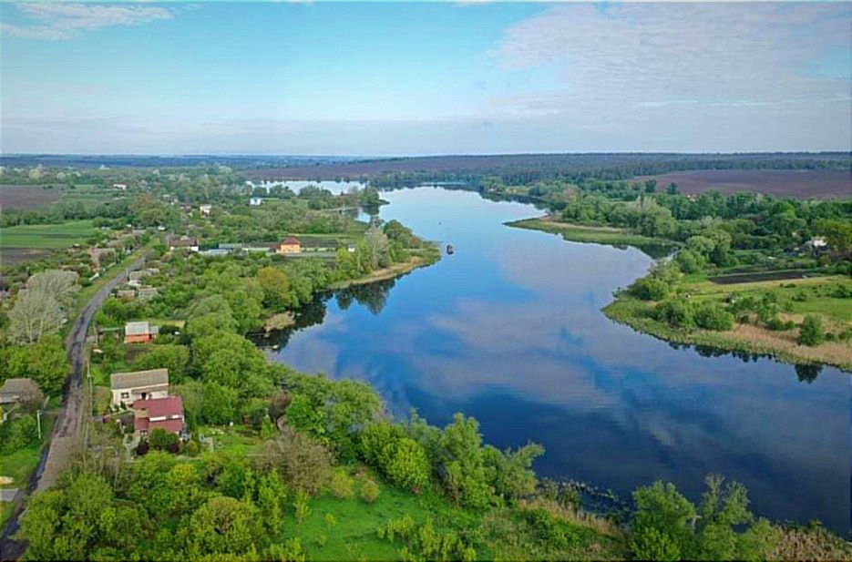 Будинок на березі річки