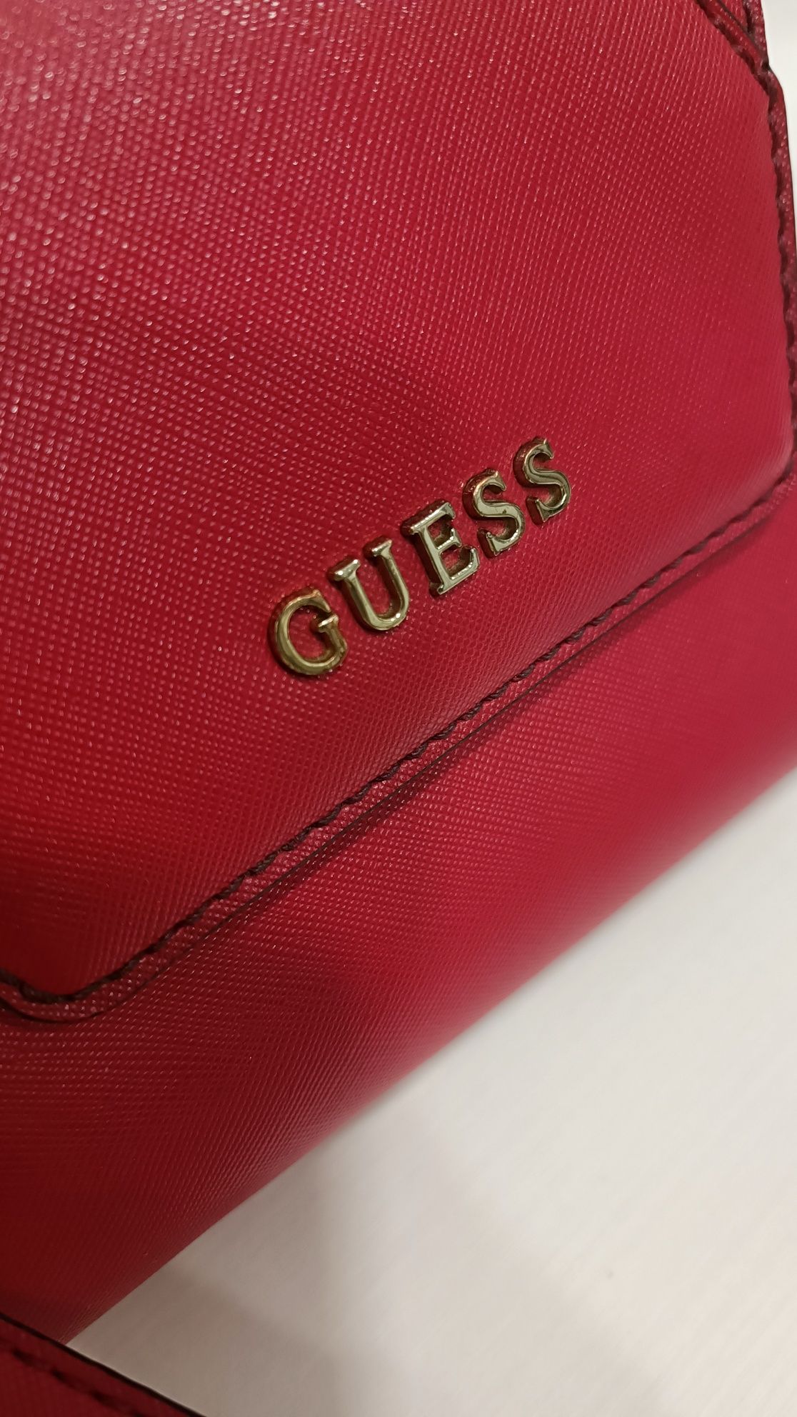 яркая сумочка кроссбоди Guess