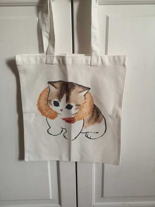 Urocza torba shopperka materiałowa na zakupy z grafiką mofusand