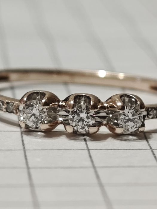 Золота каблучка з діамантами, 585 проба.