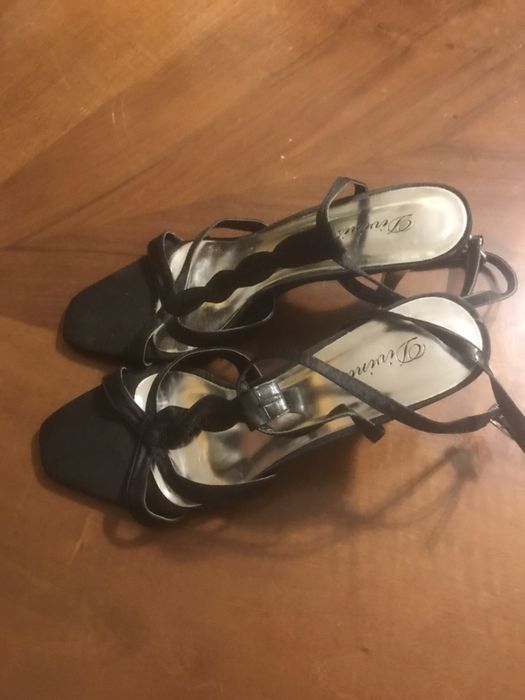 Sapatos pretos novos