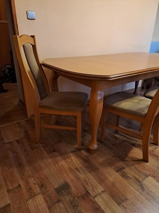 Stół pokojowy plus 4 krzesła