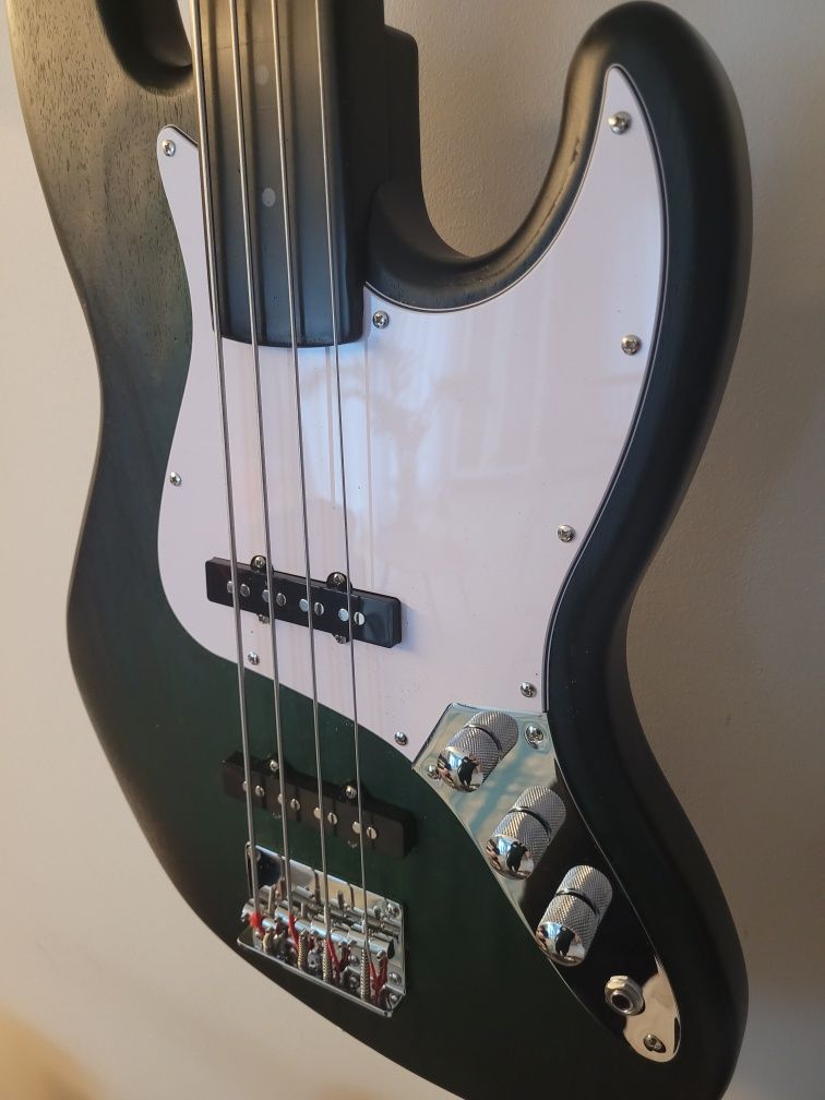 Bas bezprogowy DYI Harley Benton fretless unikat!