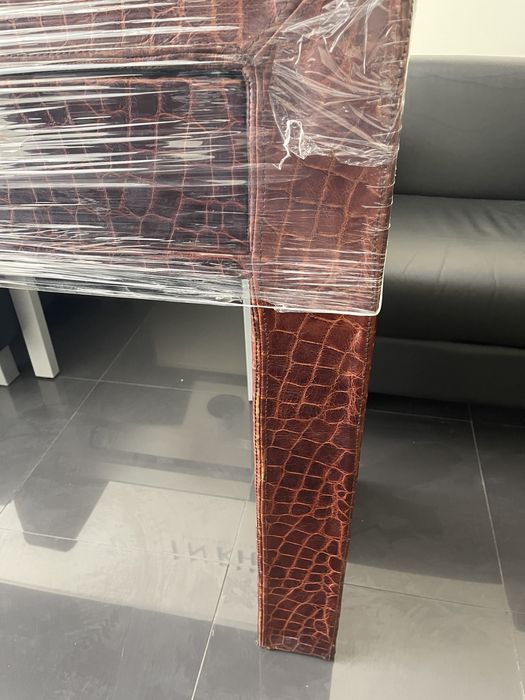 Conjunto aparador em pele e espelho