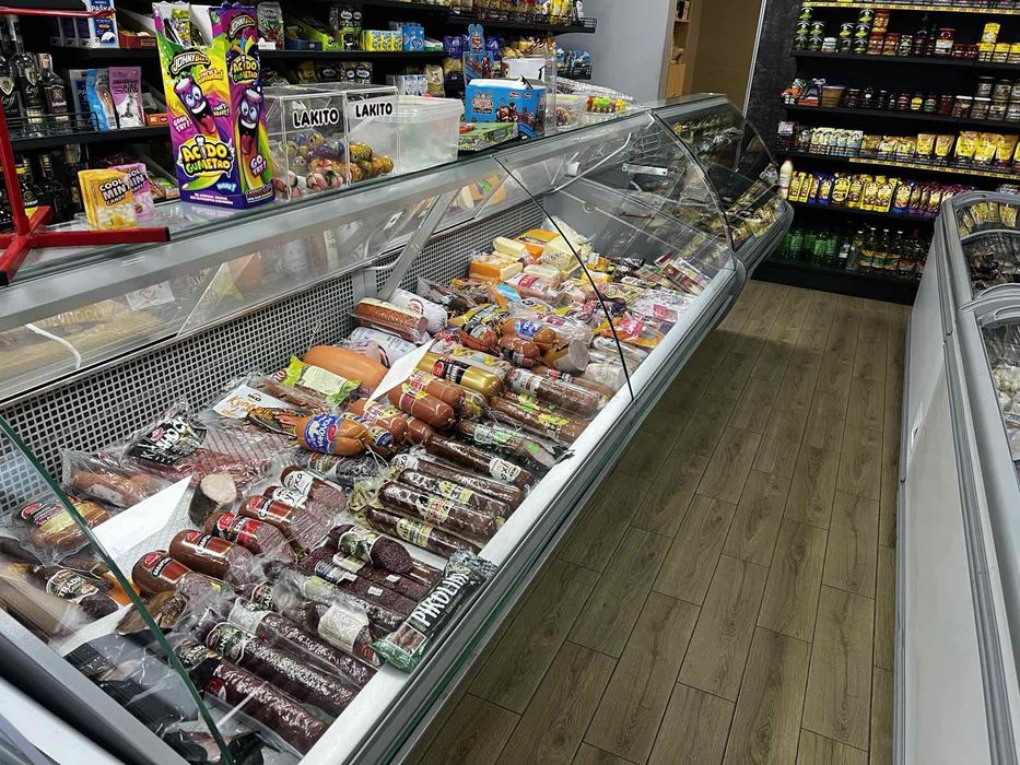 Продам холодильну вітрину 2.6м.