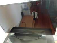 Televisão Samsung de 90 cm + base giratória para colocar a TV.