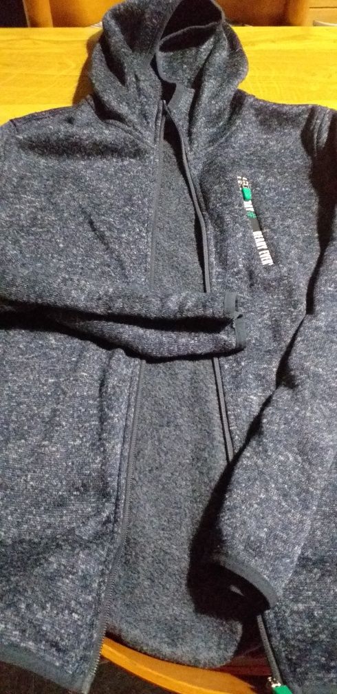 Quispo com capuz tam. S, casaco de malha azul escuro com capuz tam. L.