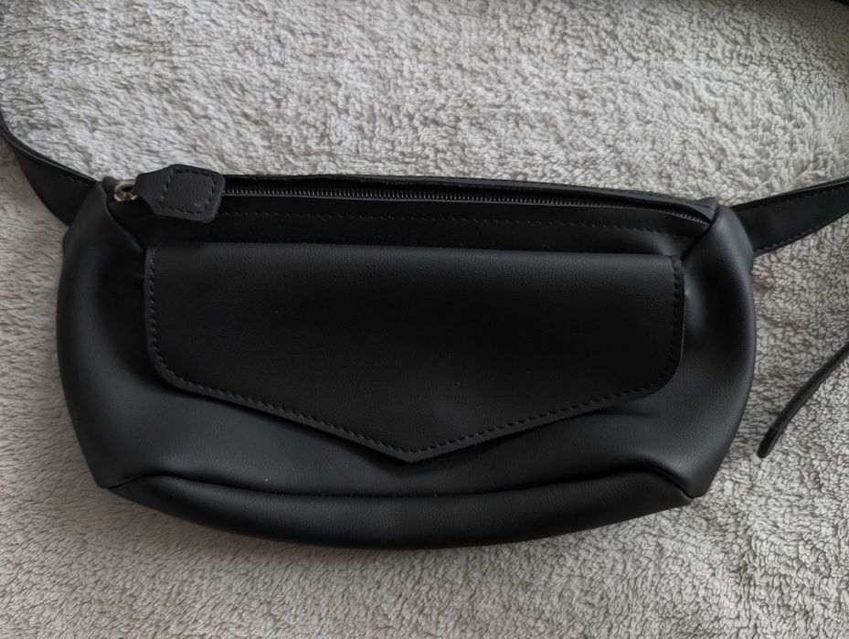 Czarna elegancka skórzana torebka nerka saszetka Cropp skaj jak nowa