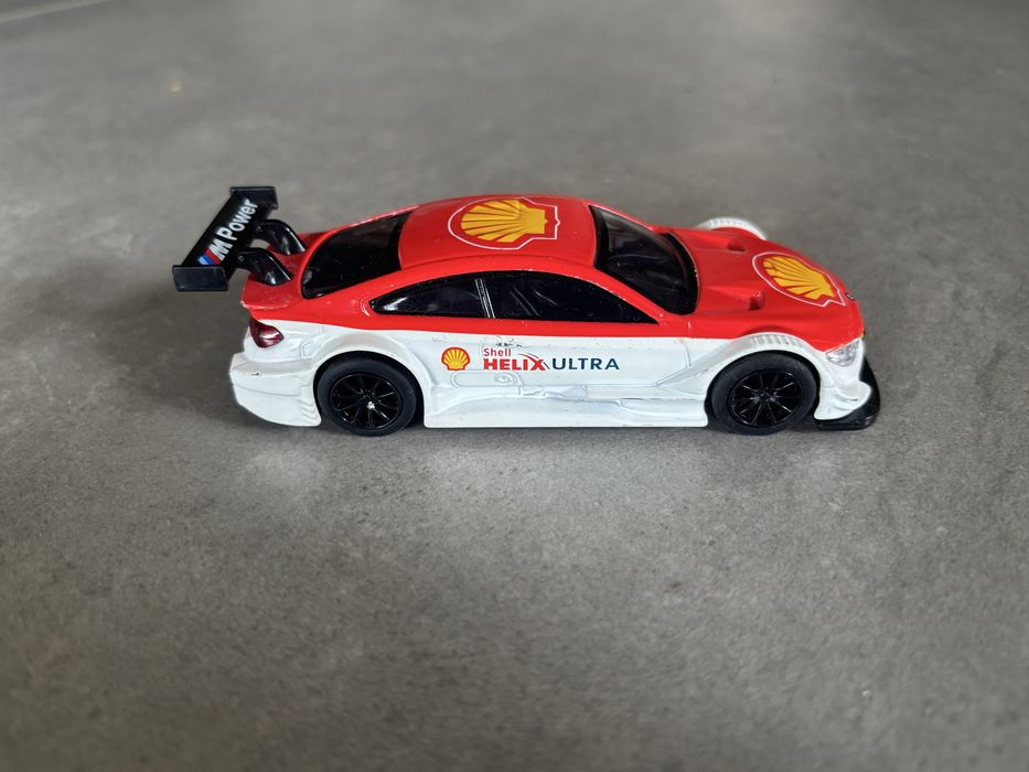 Model CMC Toy skala 1/43 BMW M4 Shell Helix Ultra pull back