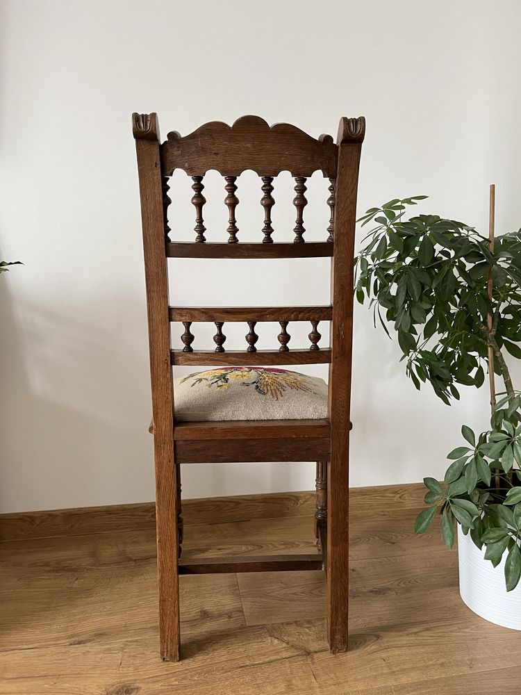 Stare piękne drewniane rzeźbione krzesło z gobelinowym siedziskiem