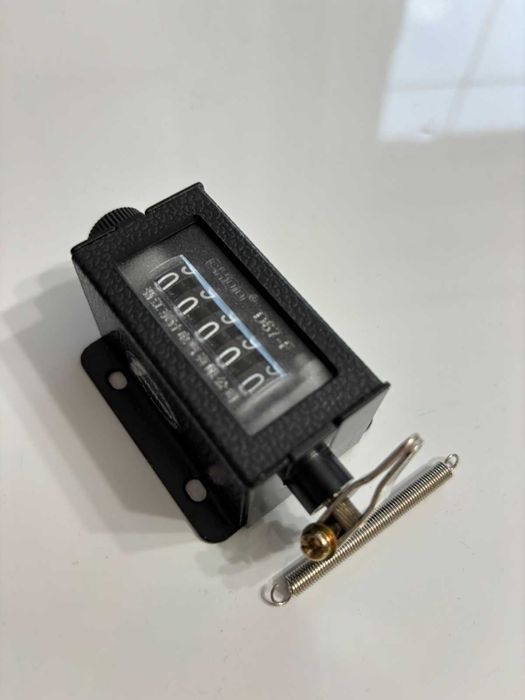 Mechaniczny licznik pociągnięć z czarną obudową