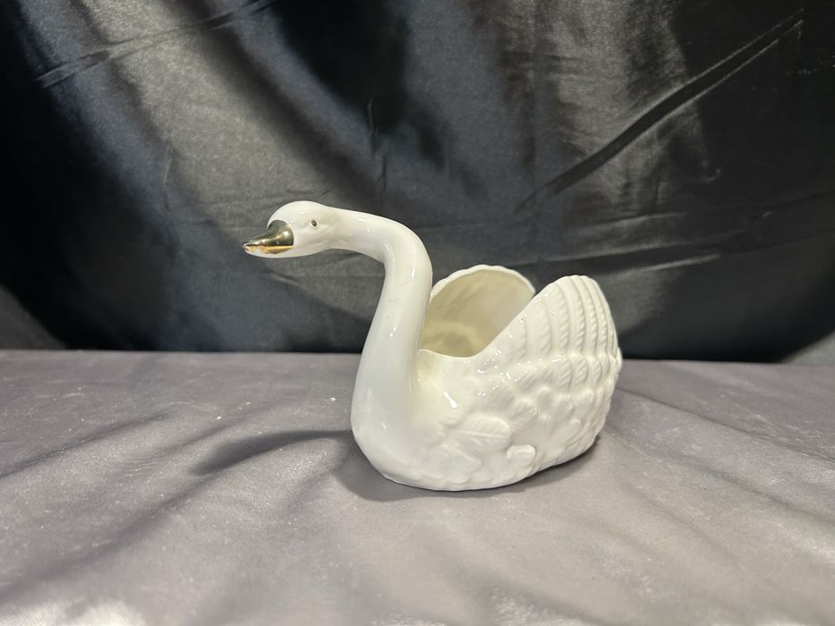 Ceramiczny Łabędź z Zakręconą Szyją – Elegancka Ozdoba