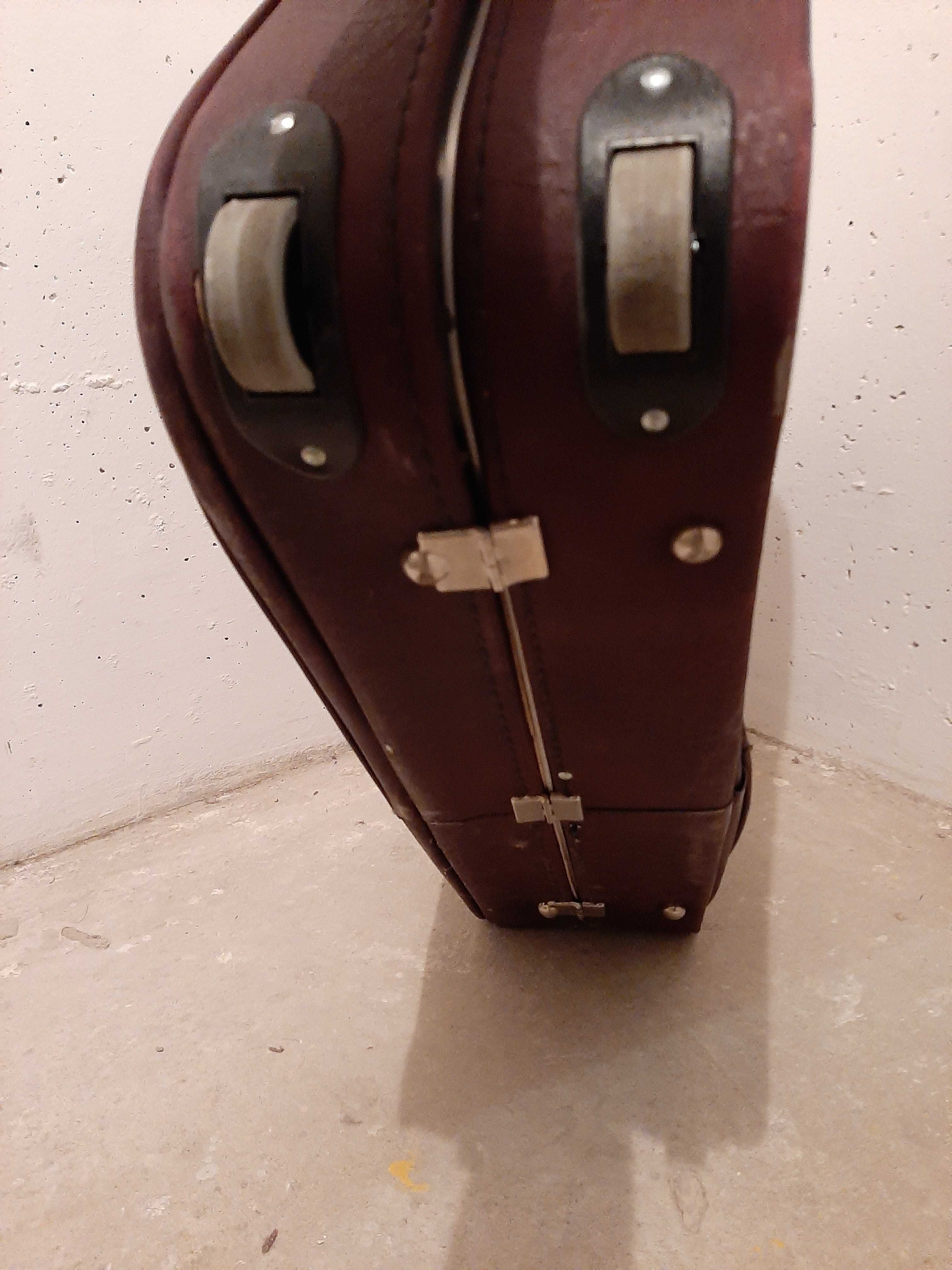 Stara skórzana walizka na kółkach