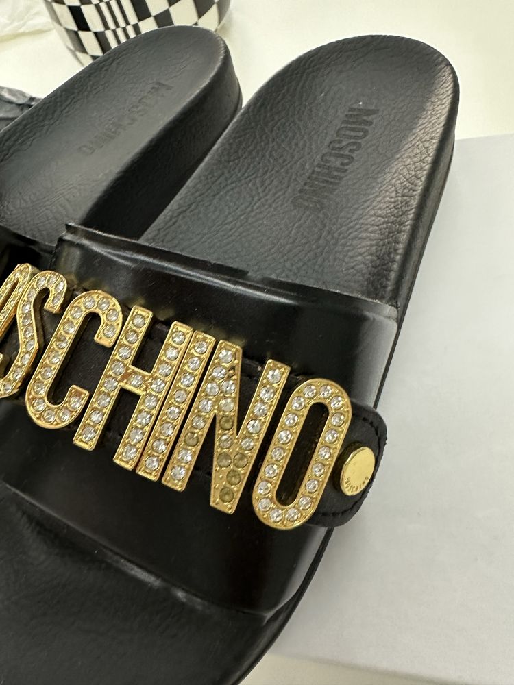 Chinelos Moschino