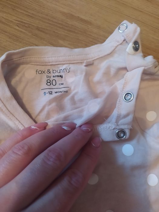 Beżowy komplet w kropki