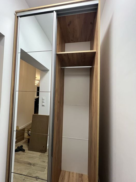 Szafa przesuwna z lustrem