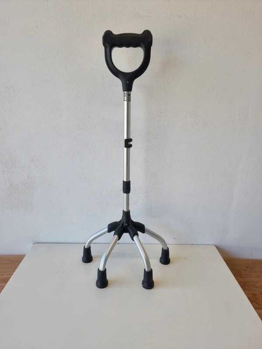 czwórnóg z uchwytem laski zamkniętej
